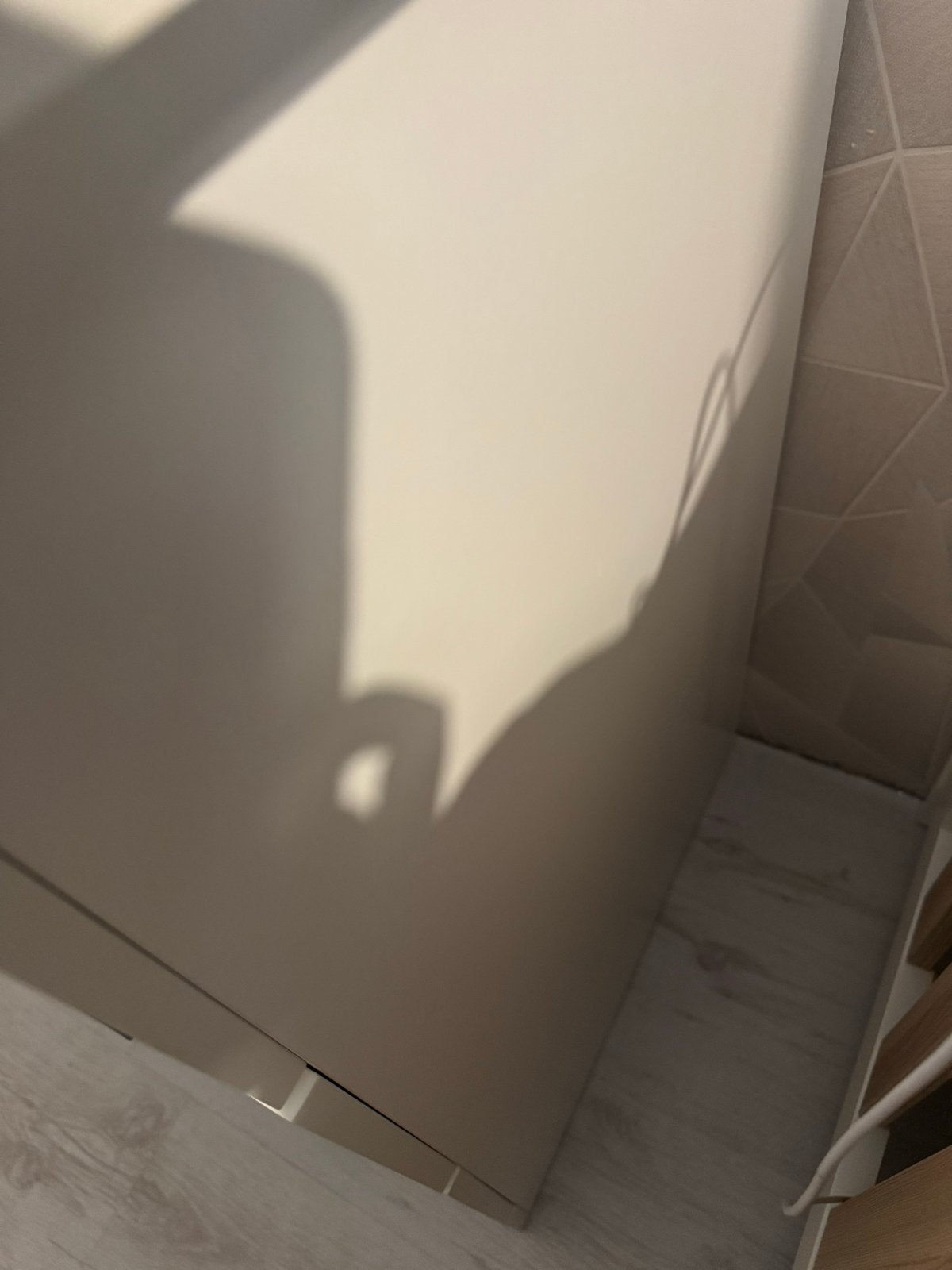 Witte commode met 3 lades en zwart handvat, Ophalen, Zo goed als nieuw, Jongetje of Meisje