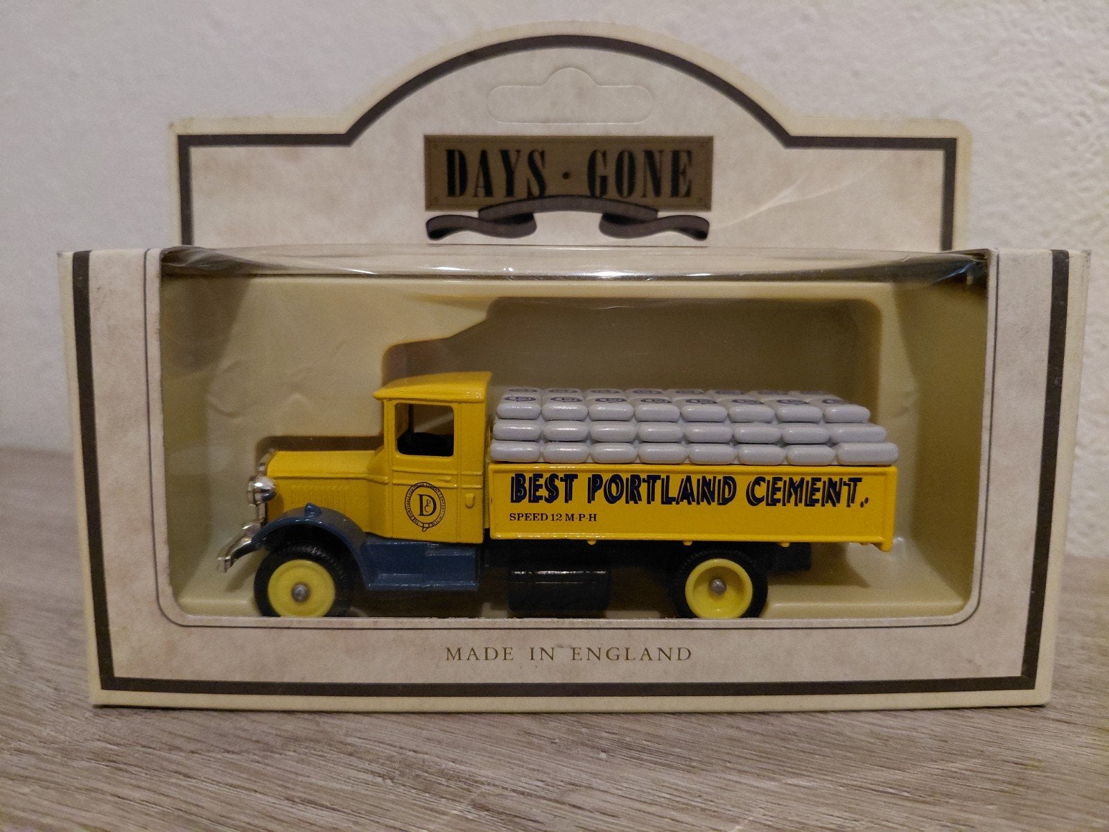 'Portland Cement' 1934 Mack Sack Truck, Hobby en Vrije tijd, Overige merken, Verzenden, 1:32 tot 1:50, Zo goed als nieuw