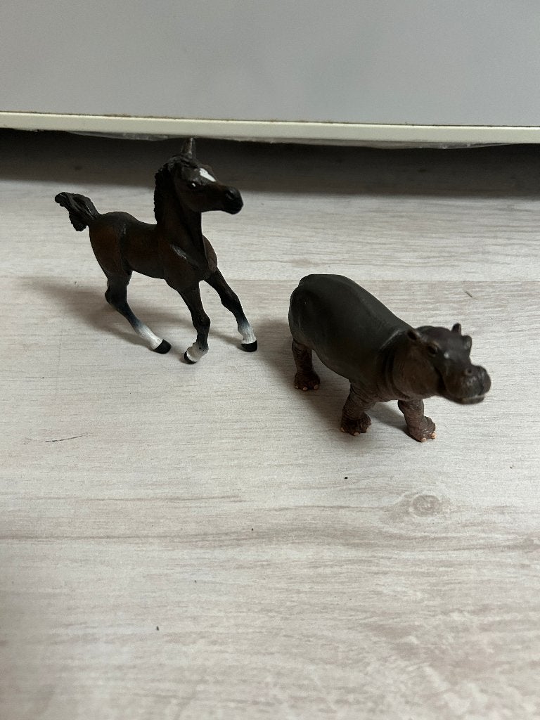 papo nijlpaard / schleich veulen, Verzamelen, Dierenverzamelingen, Ophalen of Verzenden, Zo goed als nieuw, Paard, Beeldje of Figuurtje