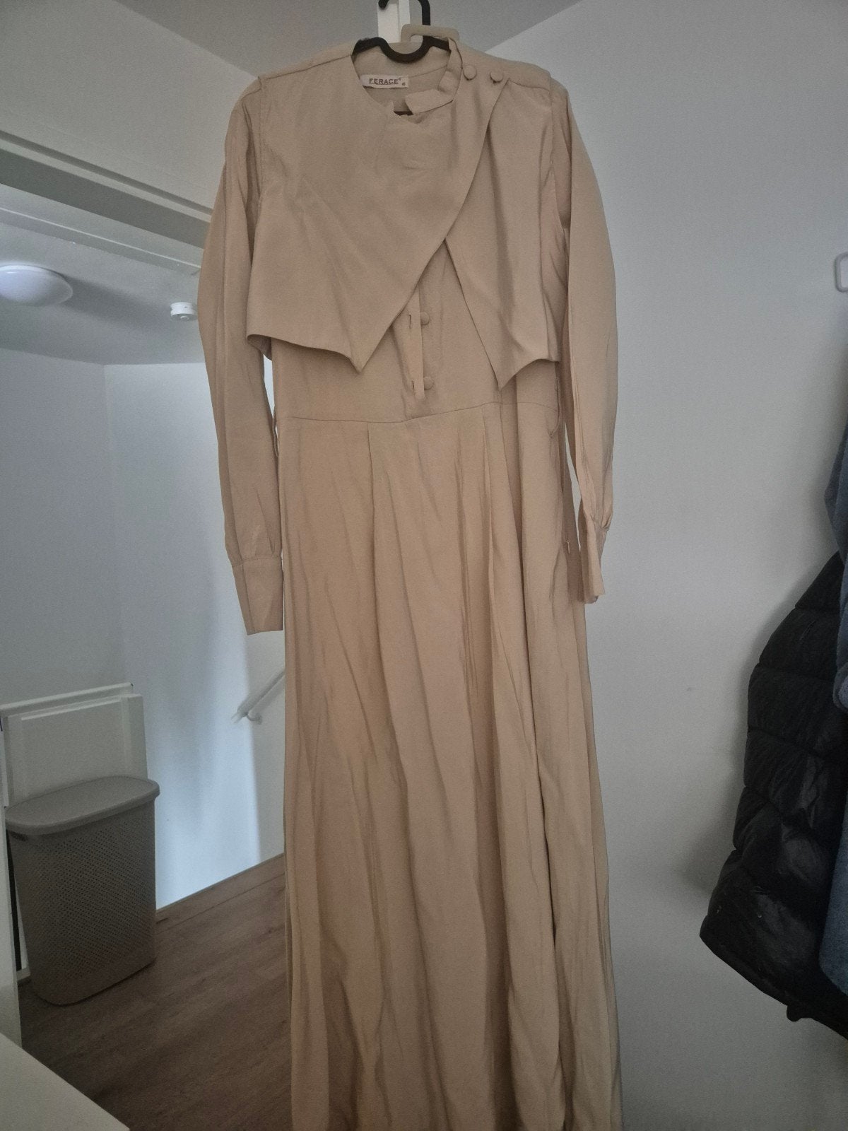 Ongedragen mooie beige jurk met bolero vestje, Ophalen of Verzenden, Nieuw, Maat 42/44 (L), Beige