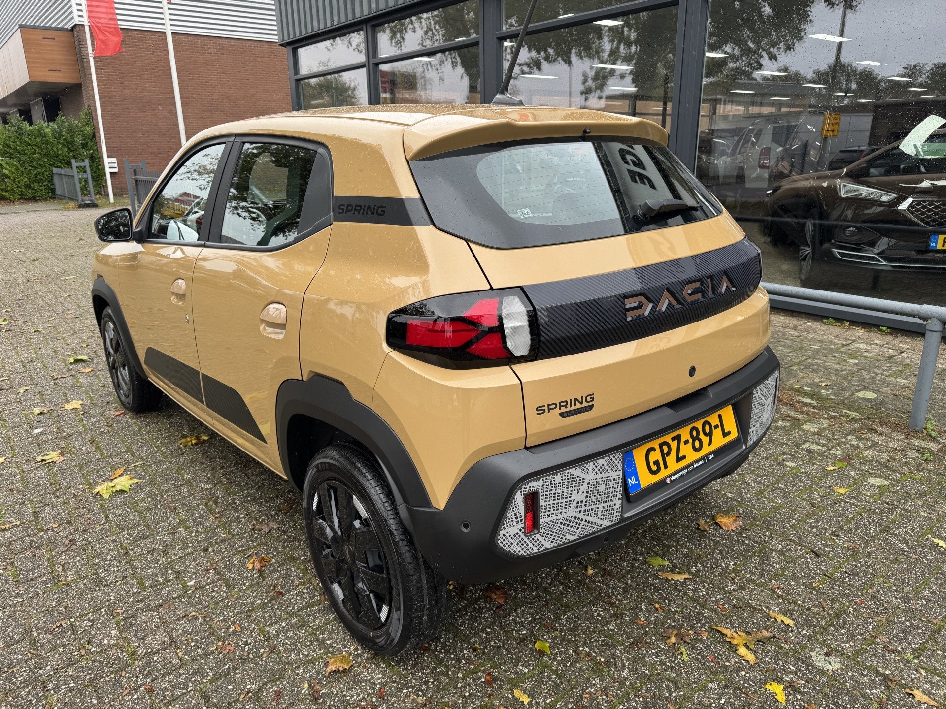 Dacia Spring Extreme 65 26.8 kWh CAMERA-CRUISE-AIRCO, Auto's, Gebruikt, Bruin, 4 stoelen, Leder en Stof