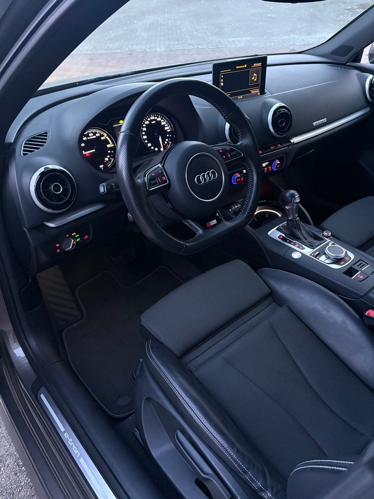 Audi A3 1.4 Tfsi 204pk E-tron Phev S Tronic 2015 Grijs, Auto's, Zwart, 4 cilinders, Leder en Stof, Hybride Elektrisch/Benzine