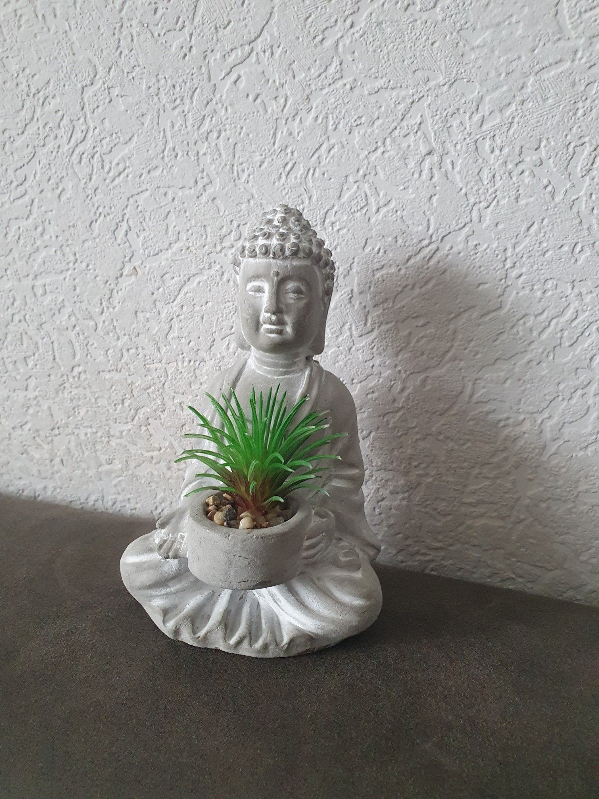 Boeddha beeld met plantje - Grijs - Steen/keramiek, Ophalen of Verzenden, Zo goed als nieuw, Steen/keramiek, Grijs