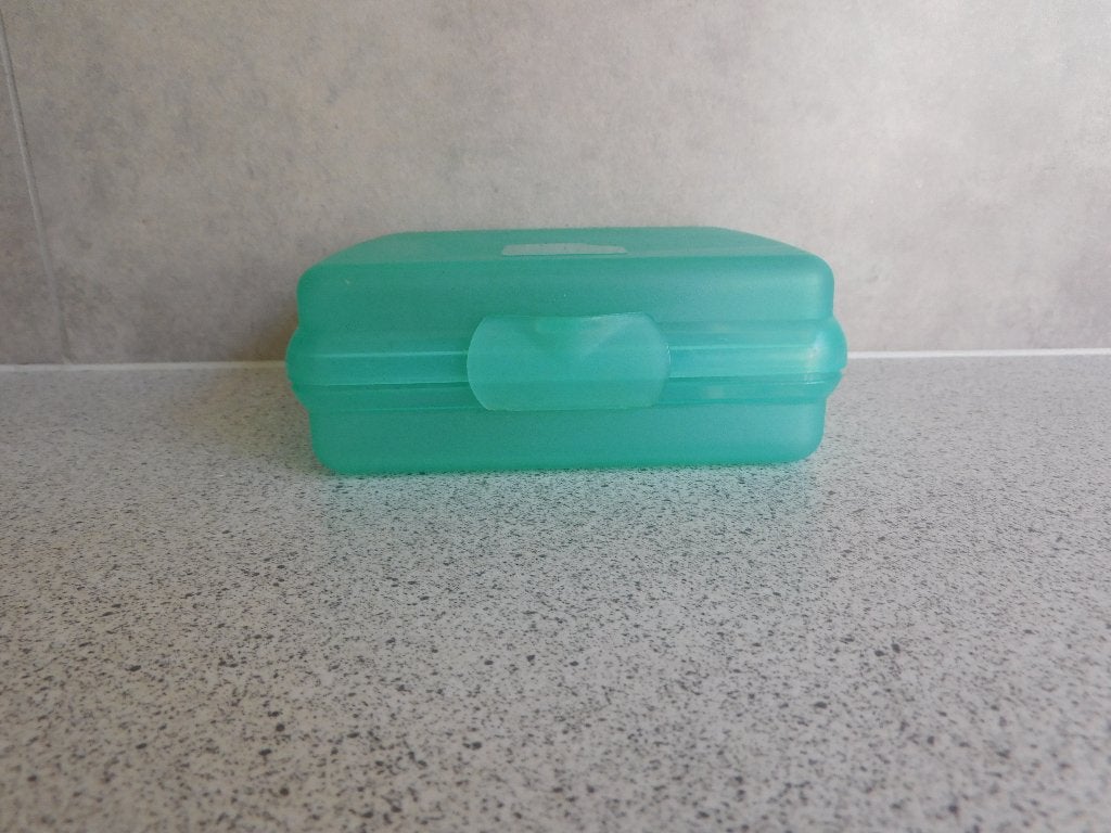 Tupperware Snackie Snackbox 14x12x5,5 cm. Turquoise, Huis en Inrichting, Keuken | Tupperware, Ophalen of Verzenden, Zo goed als nieuw
