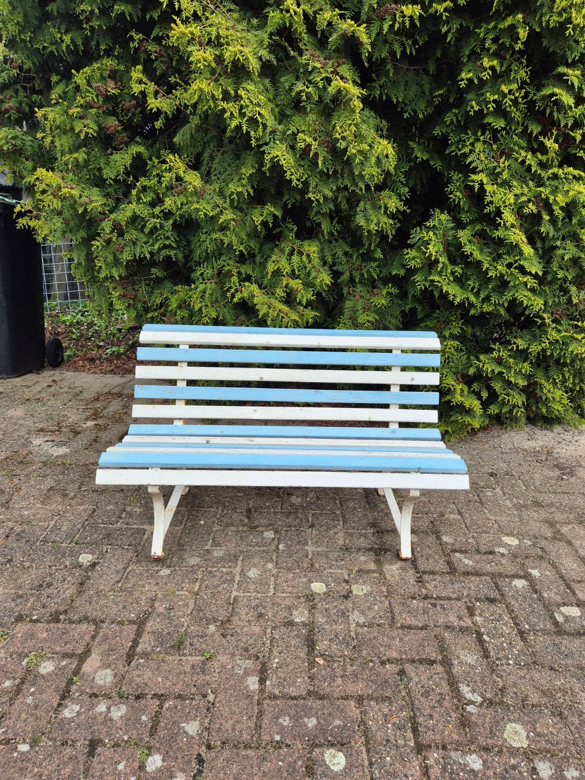 Kindertuin bankje, Ophalen