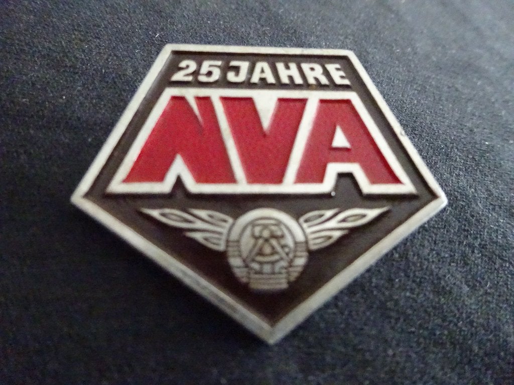 DDR: jubileumspeld 25 jaren NVA Nationale Volksarmee, Verzamelen, Ophalen of Verzenden