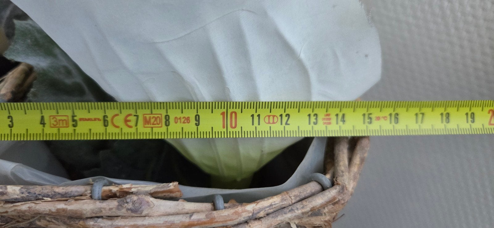 Decoratieve rieten vaas met metalen voet, Gebruikt, Bruin, Natuurlijk materiaal, Ophalen of Verzenden