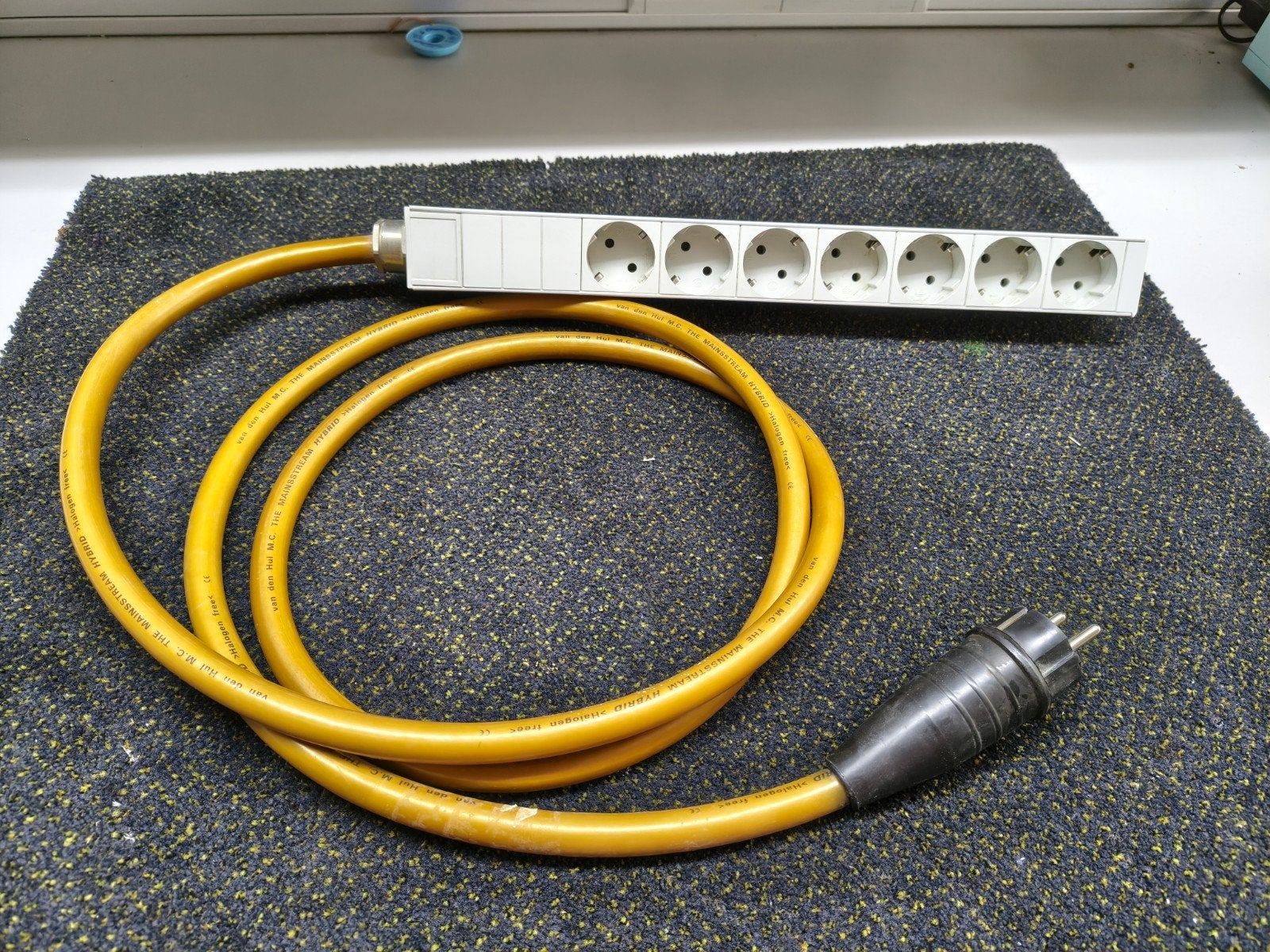 VDH The Mainsstream Hybrid 2,3m met 7 voudig verdeeldoos, Audio, Tv en Foto, Audiokabels en Televisiekabels, Ophalen, 2 tot 5 meter