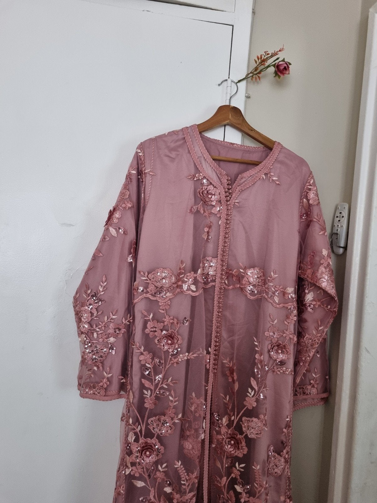Elegante Roze Kaftan met Borduurwerk en Pailletten, Maat 38/40 (M), Overige typen, Ophalen of Verzenden, Roze