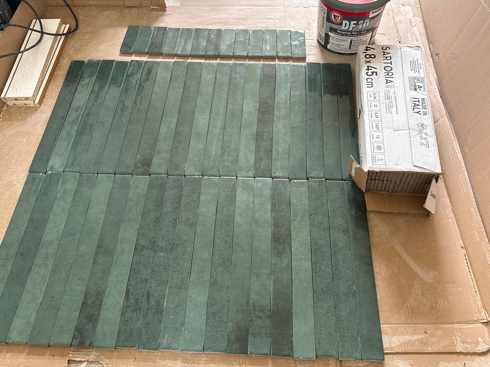 Groene tegels 4,8x45 cm (1,5 m2) met voegsel pergamon, Doe-het-zelf en Verbouw, Tegels, Ophalen, 40 tot 60 cm, Nieuw, Minder dan 20 cm
