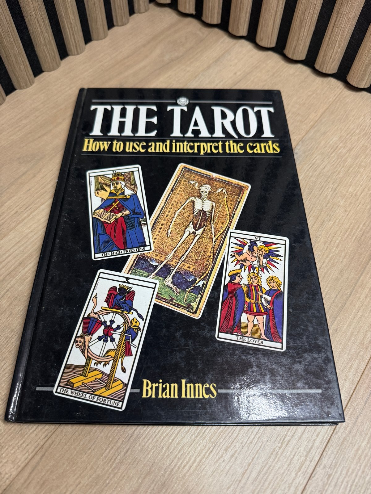 The Tarot: How to use and interpret the cards - Brian Innes, Ophalen of Verzenden, Zo goed als nieuw, Tarot of Kaarten leggen