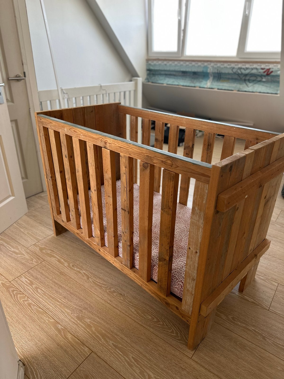 Zelfgemaakt houten ledikant, in hoogte verstelbaar, Kinderen en Baby's, Babywiegjes en Ledikanten, Ophalen, Gebruikt, Ledikant