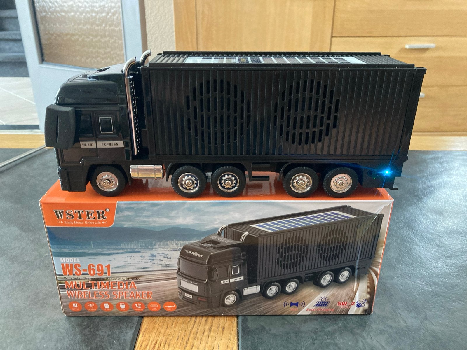 Vrachtwagen bluetooth en radio solar en oplading kabel, Overige merken, Nieuw, Ophalen of Verzenden, Draagbare speaker
