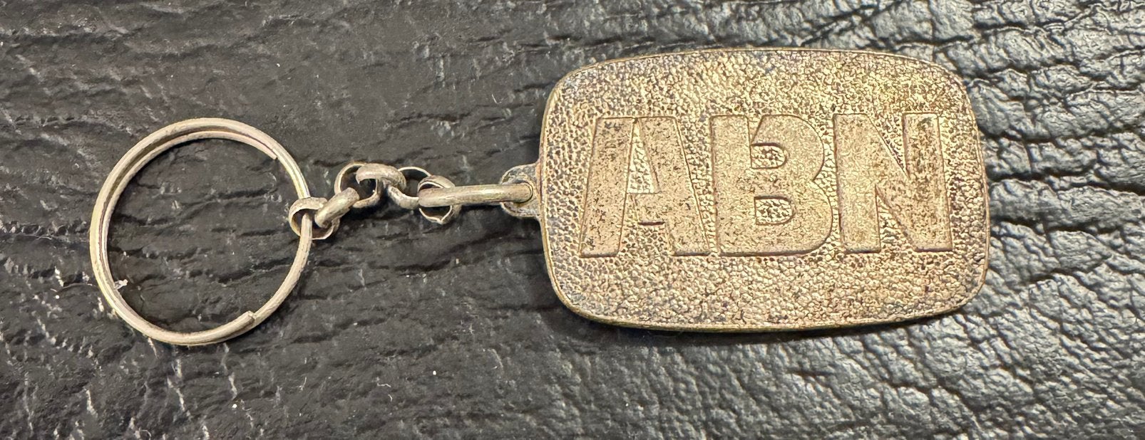 Sleutelhanger ABN bank verzilverd of vernikkeld, Verzamelen, Ophalen of Verzenden, Gebruikt, Merk
