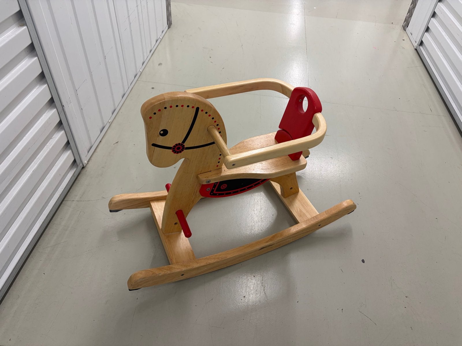 Houten hobbelpaard met afneembare beugel (merk pintoy), Ophalen of Verzenden, Gebruikt, Rij- of Hobbelspeelgoed