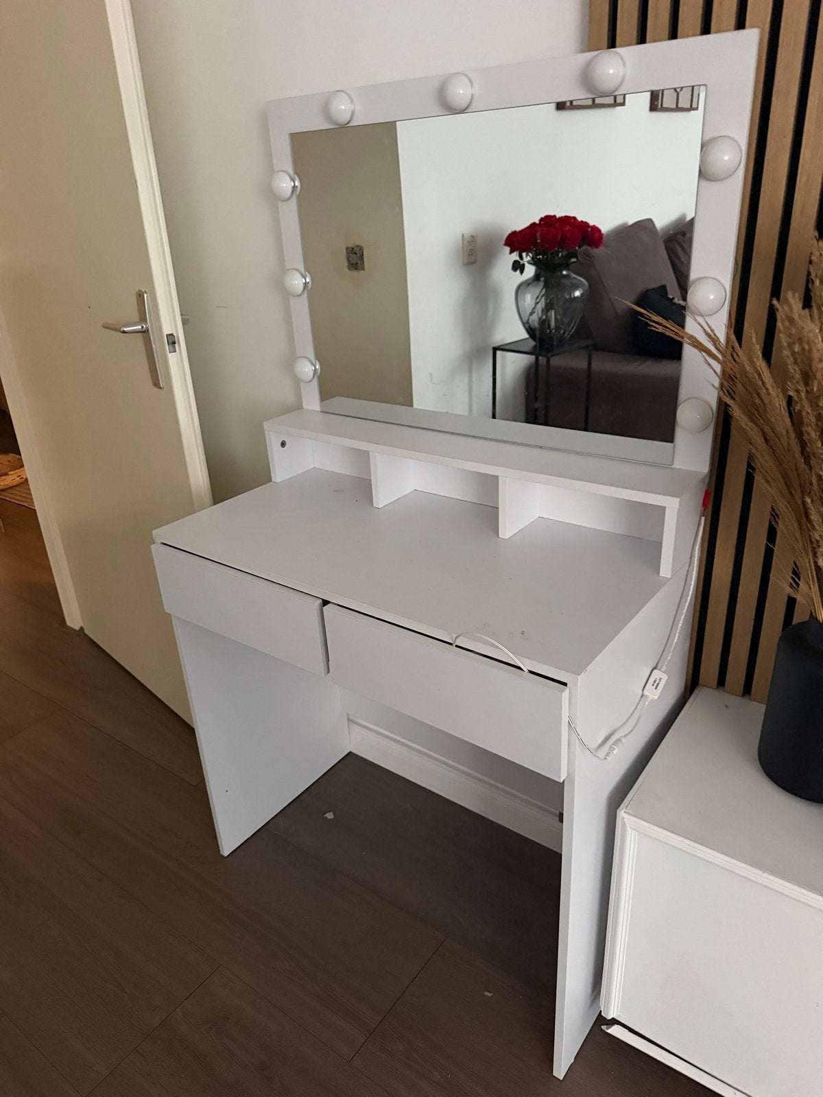 Foto 2 van Witte kaptafel met verlichting en lades