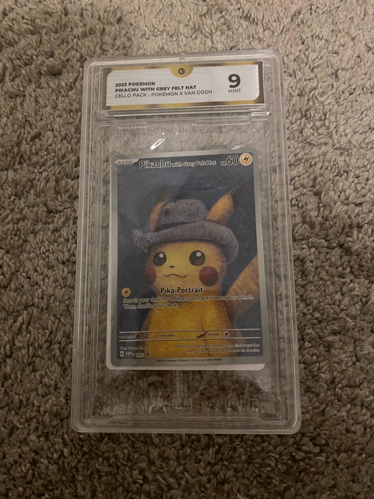 Pikachu met Grijze Vilten Hoed - Global Grading 9 MINT, Ophalen of Verzenden, Zo goed als nieuw, Losse kaart