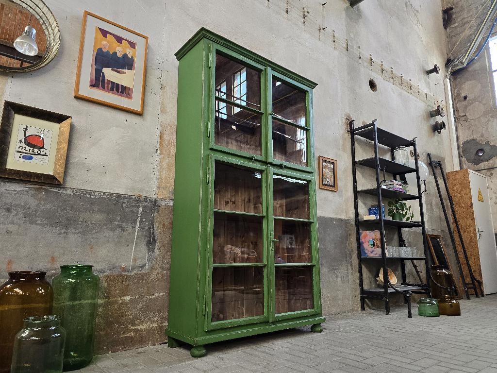 Hoge Vintage Houten Vitrinekast Groen | Grote Vitrine Kast, 200 cm of meer, Ophalen of Verzenden, Grenenhout, 25 tot 50 cm