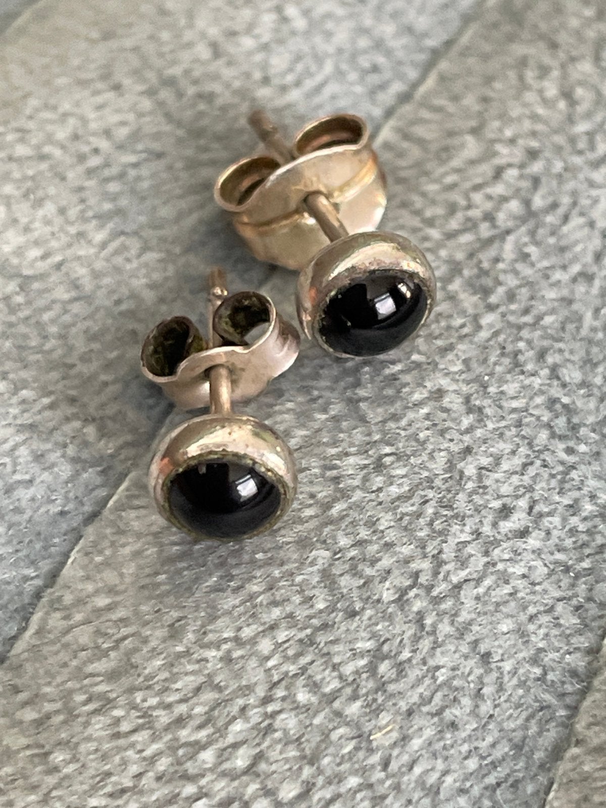Zilveren oorbellen met zwarte steen, Sieraden, Tassen en Uiterlijk, Gebruikt, Zwart, Ophalen of Verzenden, Met edelsteen
