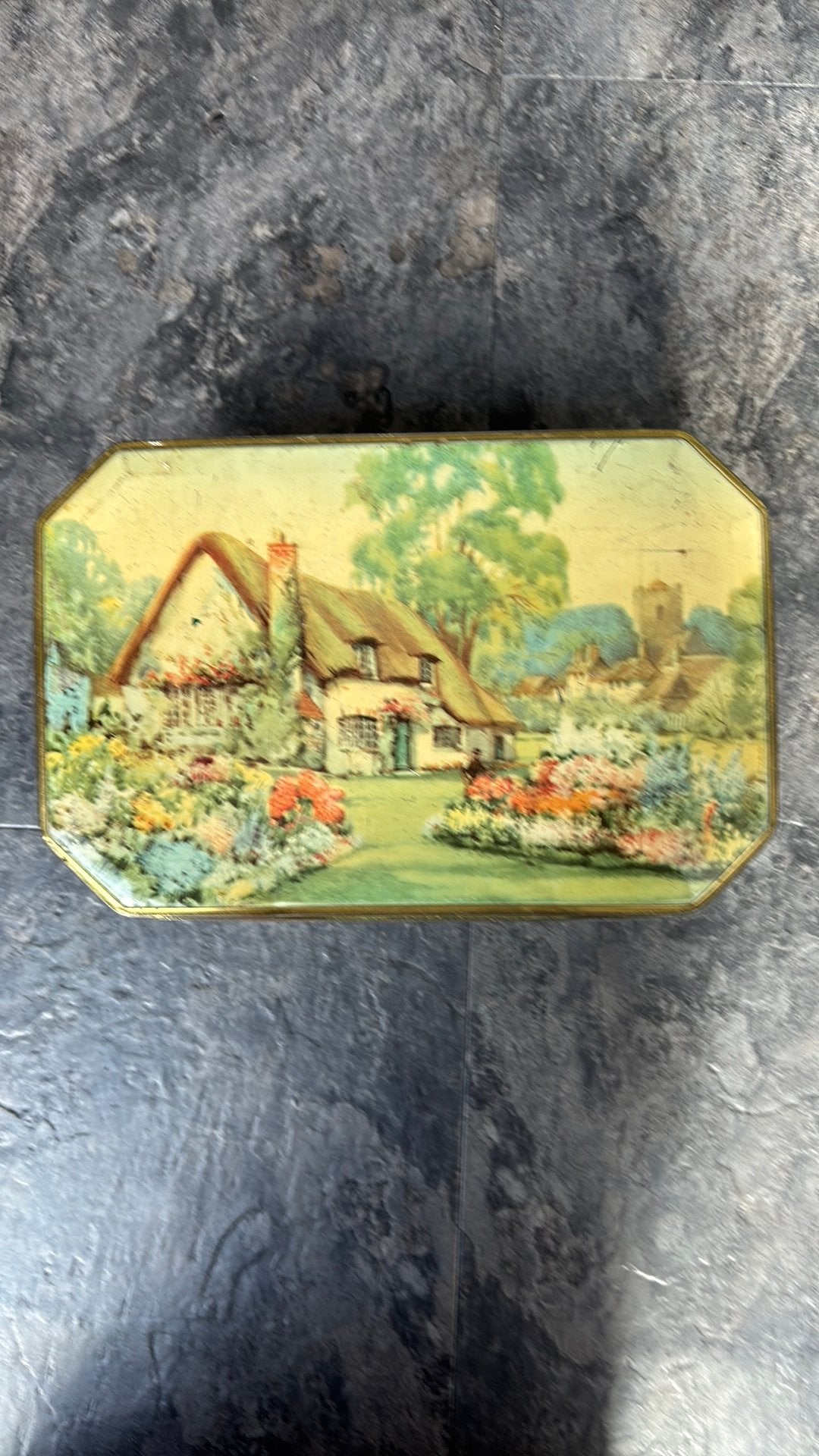 Vintage blikken trommel met landschap en huisje, Ophalen of Verzenden, Gebruikt, Koek(jes), Overige merken