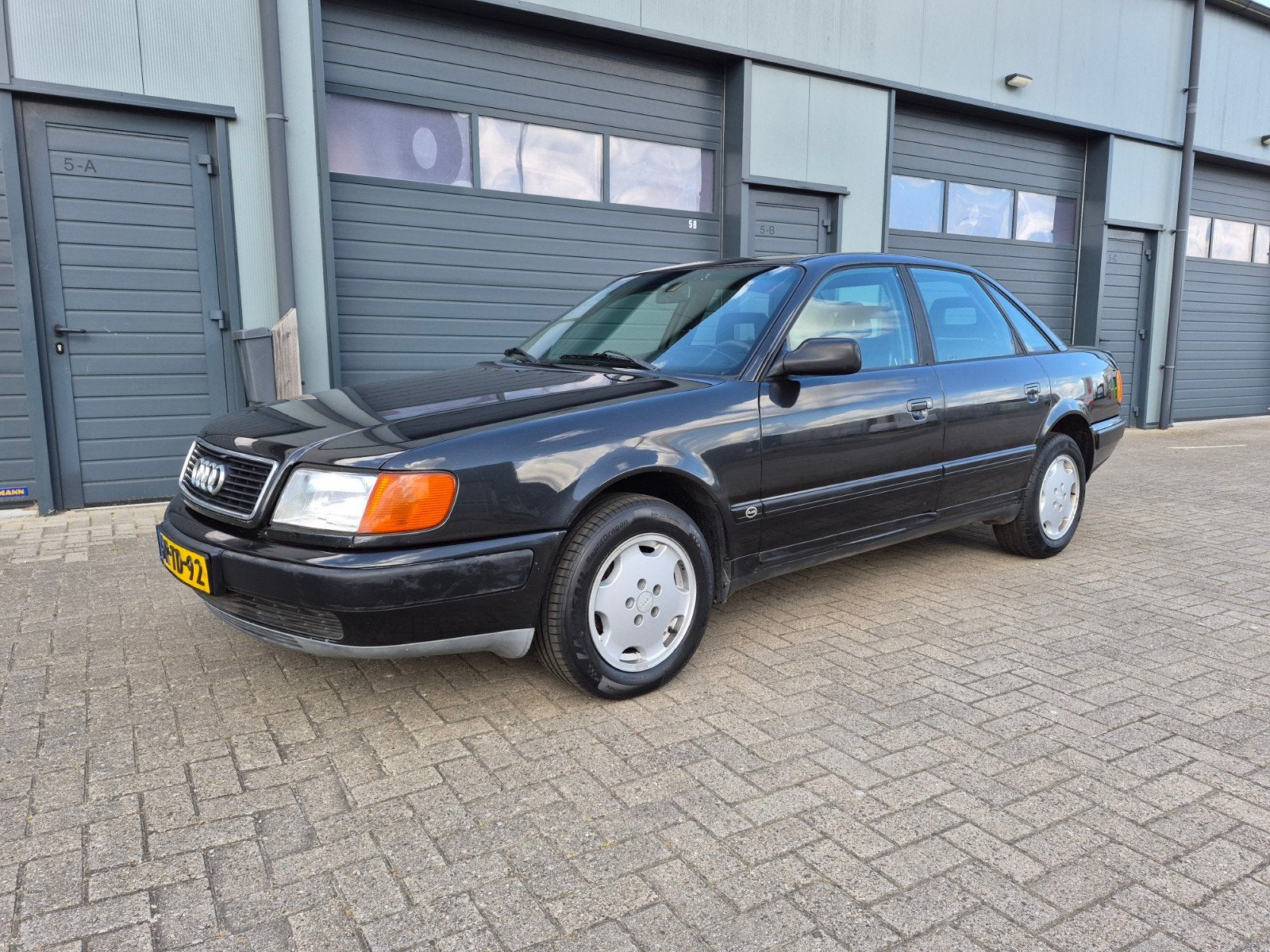 Audi 100 2.3 E 98KW AUT U9 1992 Zwart, 1367 kg, Zwart, Origineel Nederlands, 75 €/maand