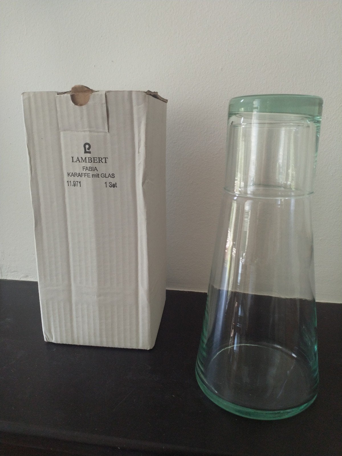 Karaf met drinkglas van het merk Lambert
Hoogte 24 cm
Glas, Huis en Inrichting, Keuken | Servies, Ophalen of Verzenden, Nieuw