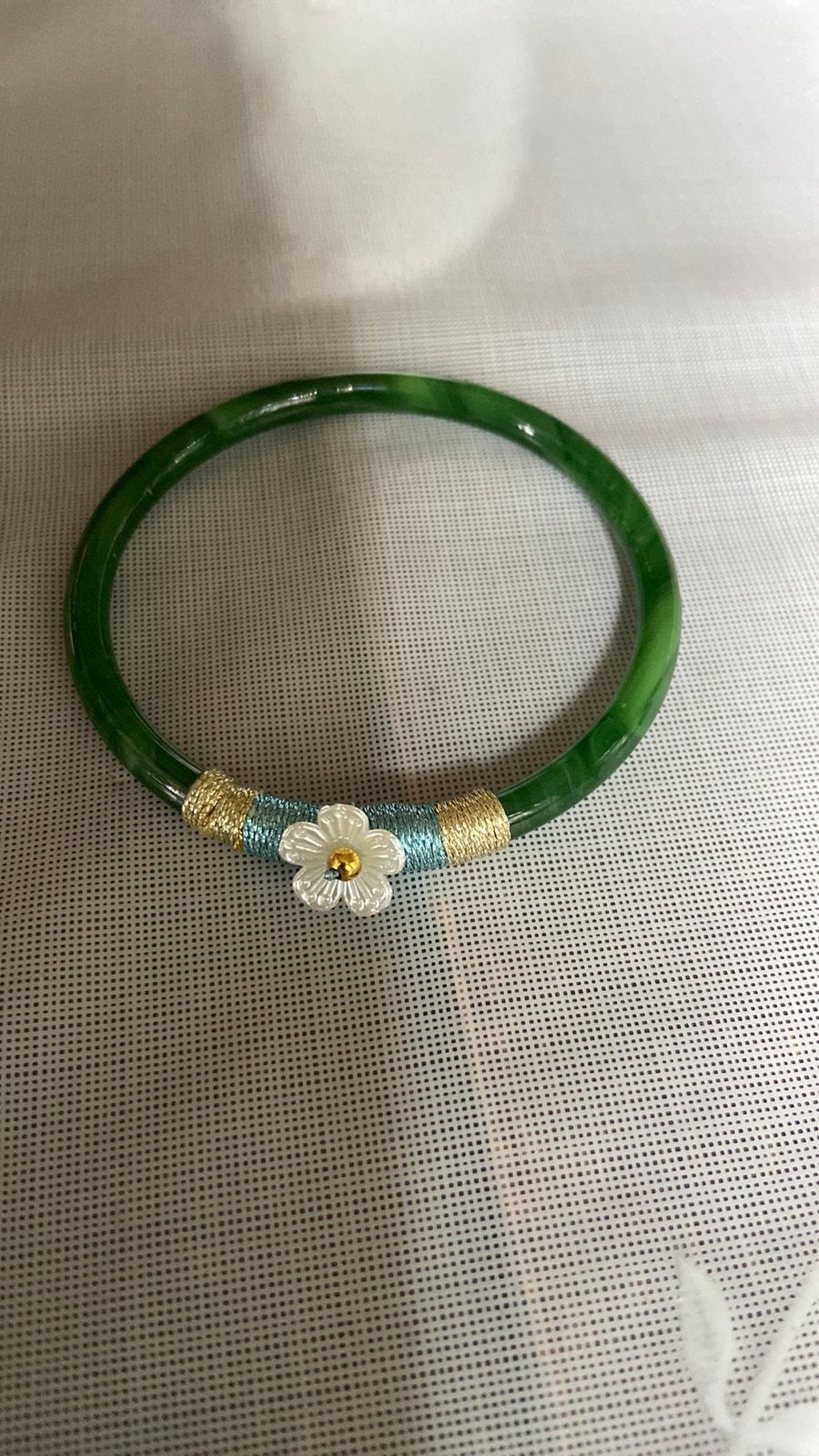 Jade armband 6.8 cm doorsnee met zijde., Sieraden, Tassen en Uiterlijk, Antieke sieraden, Ophalen of Verzenden, Overige materialen