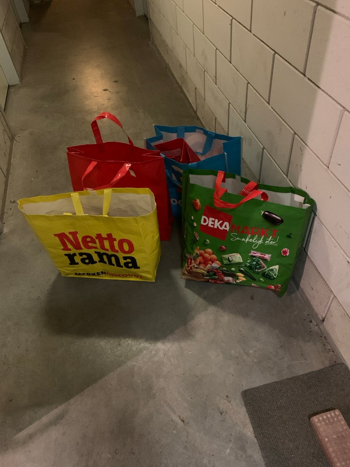 Diverse boodschappentassen (Netto, Deka, rood, blauw), Ophalen of Verzenden, Gebruikt, Overige kleuren, Shopper