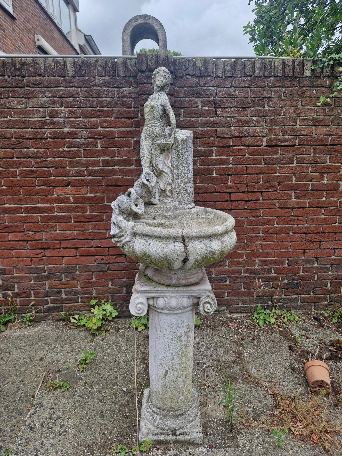 Antieke stenen tuinbeeld met waterornament, Tuin en Terras, Tuinbeelden, Ophalen, Gebruikt, Beton, Mensenbeeld