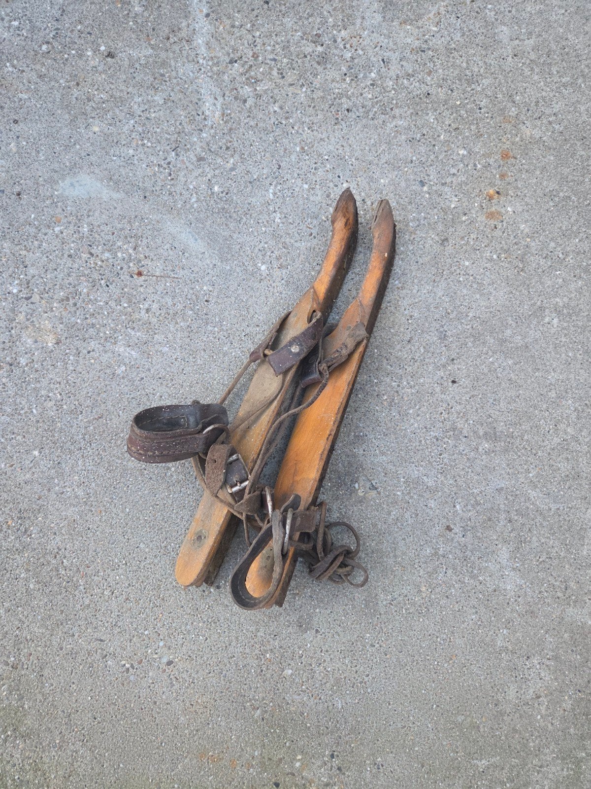 Antieke houten schaatsen met leren banden - Decoratie, Ophalen of Verzenden