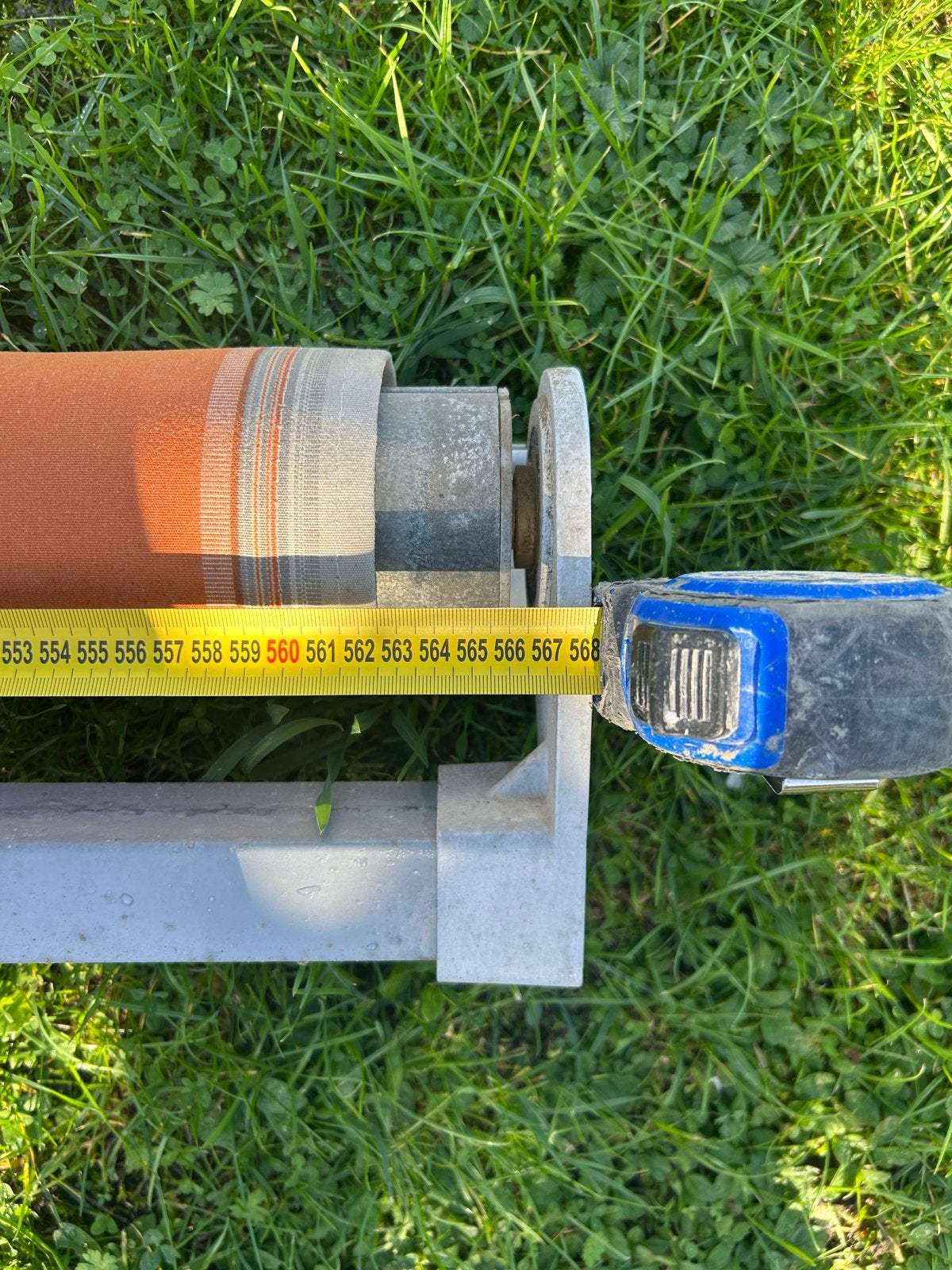 Gebruikt knikarmscherm - 5.68m breed, elektrisch, Tuin en Terras, Ophalen, Gebruikt, 450 cm of meer, Elektrisch