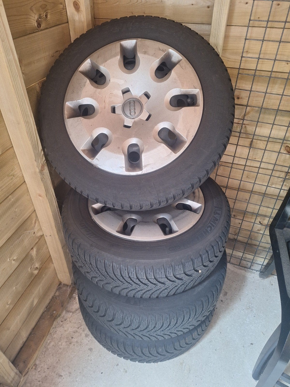 Michelin Alpin 185/60R15 Winterbanden met wieldoppen Audi A1, Ophalen, Gebruikt, 15 inch, Banden en Velgen