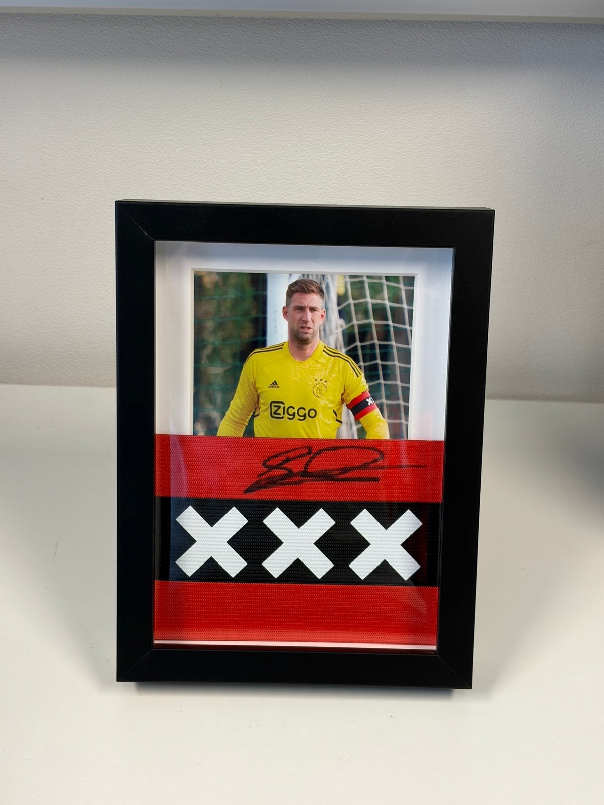 Stekelenburg - gesigneerde Ajax Aanvoerdersband – Ingelijst, Verzamelen, Verzenden, Nieuw, Ajax, Overige typen