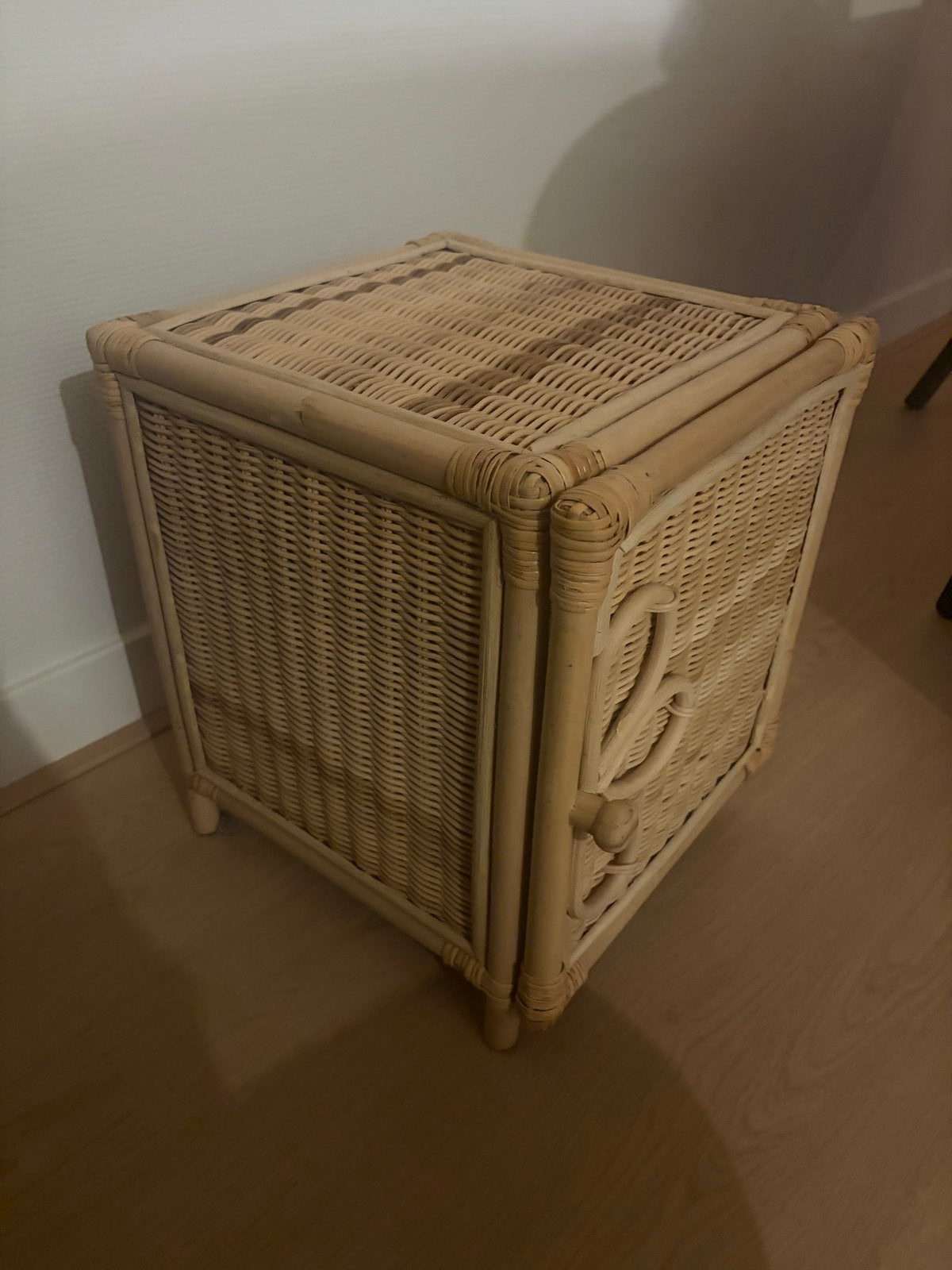 Rotan nachtkastje / bijzettafel met deur, Overige materialen, Gebruikt, 45 tot 65 cm, 55 tot 70 cm
