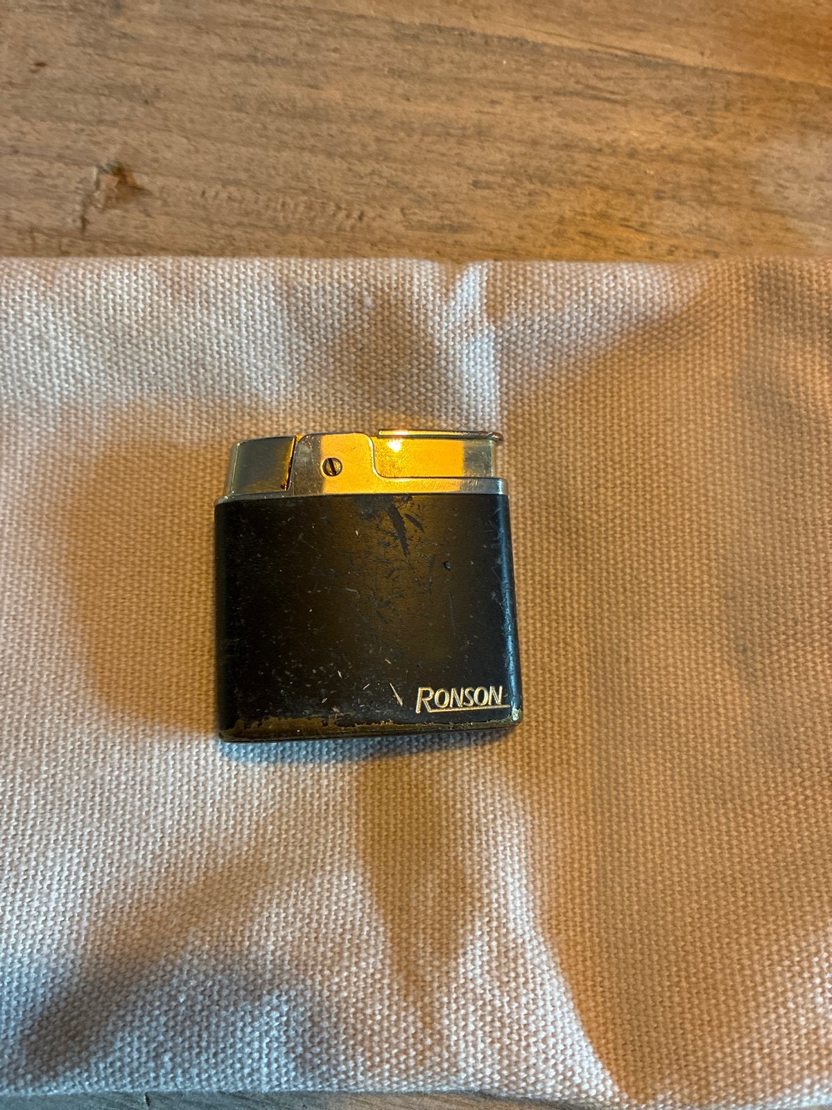 Vintage Ronson aansteker - Zwart met goudkleurige accenten, Ophalen of Verzenden, Gebruikt, Aansteker