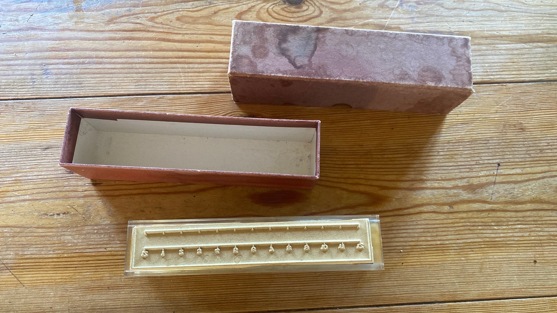 Oude stempel van school met het originele doosje, vintage., Antiek en Kunst, Ophalen of Verzenden, Overige thema's