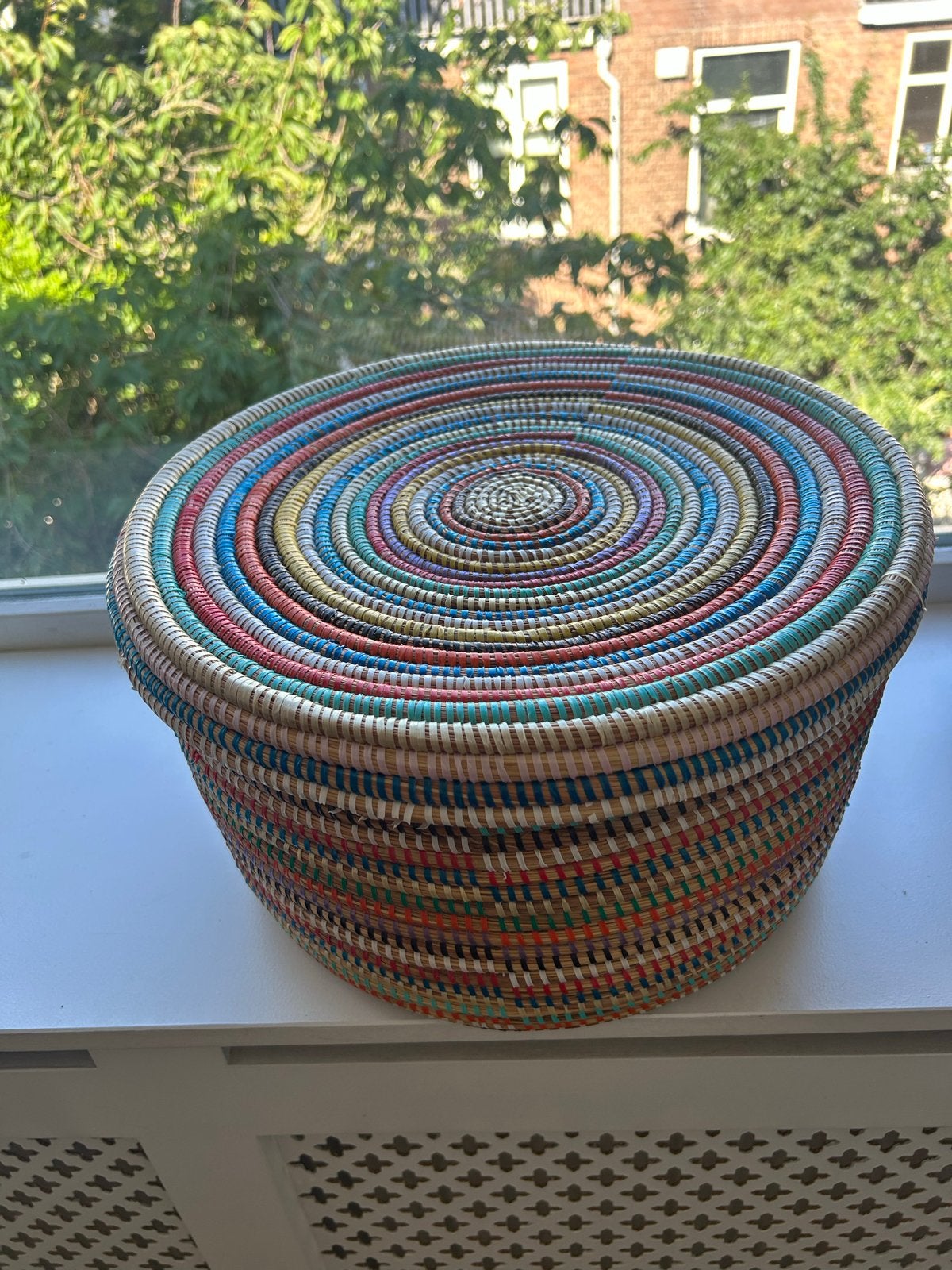Kleurrijke rieten schaal/mand met deksel - Return to sender, Overige materialen, Met deksel, Mand, Rond