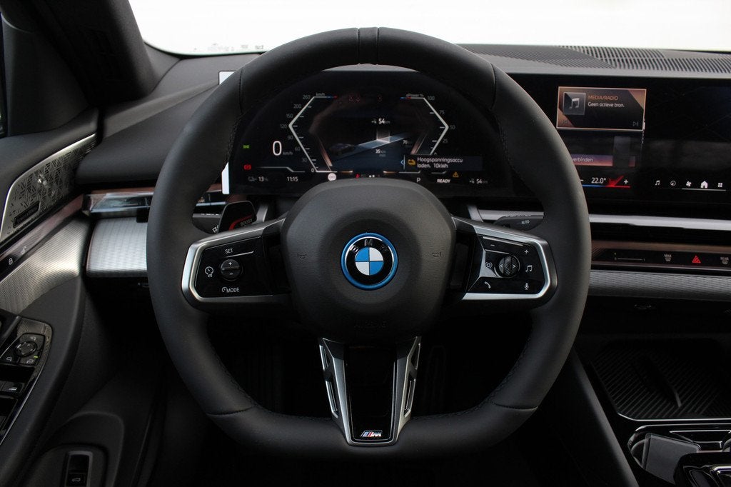 BMW i5 eDrive40 M Sport / Trekhaak / M Multifunctionele Stoe, Auto's, BMW, 2095 kg, Achterwielaandrijving, Zwart, Nieuw