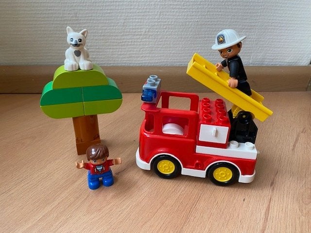 Duplo, brandweerwagen / auto poes in boom + pop, set 10901, Ophalen of Verzenden, Gebruikt, Duplo