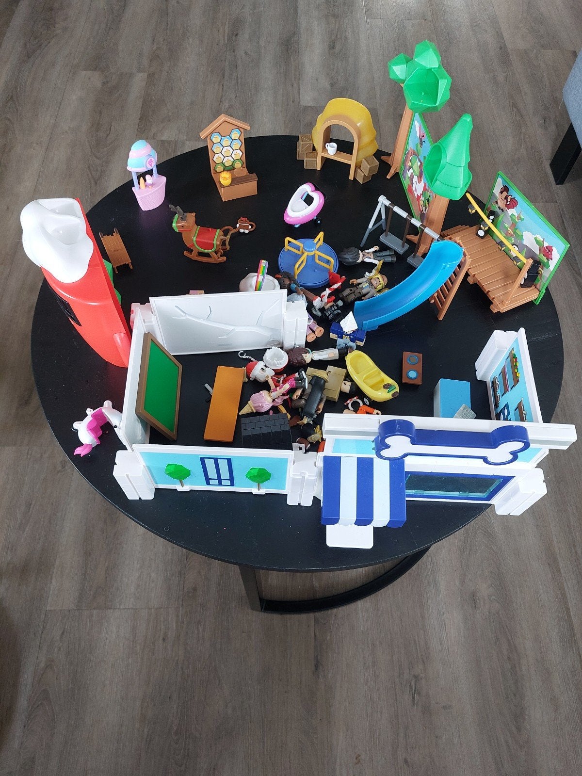 Grote verzameling adopt me, pet shop, coffee shop, hospital., Ophalen of Verzenden, Gebruikt, Hardplasticfiguren