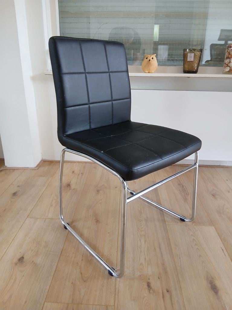 2 nette eetkamerstoelen zwart kunstleer met chroom, Huis en Inrichting, Stoelen, Ophalen, Gebruikt, Zwart, Twee