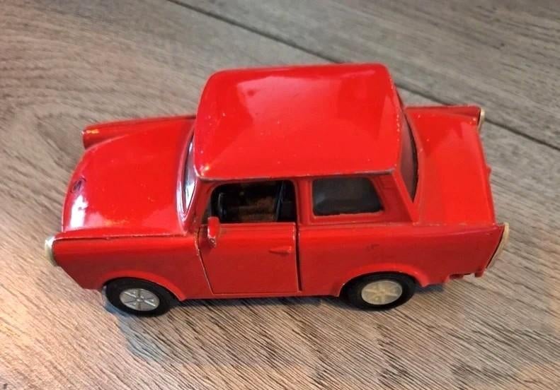 trabant 601 modelauto rood ddr 1989 schaal 1:32, Ophalen of Verzenden, Zo goed als nieuw, Auto, Overige merken