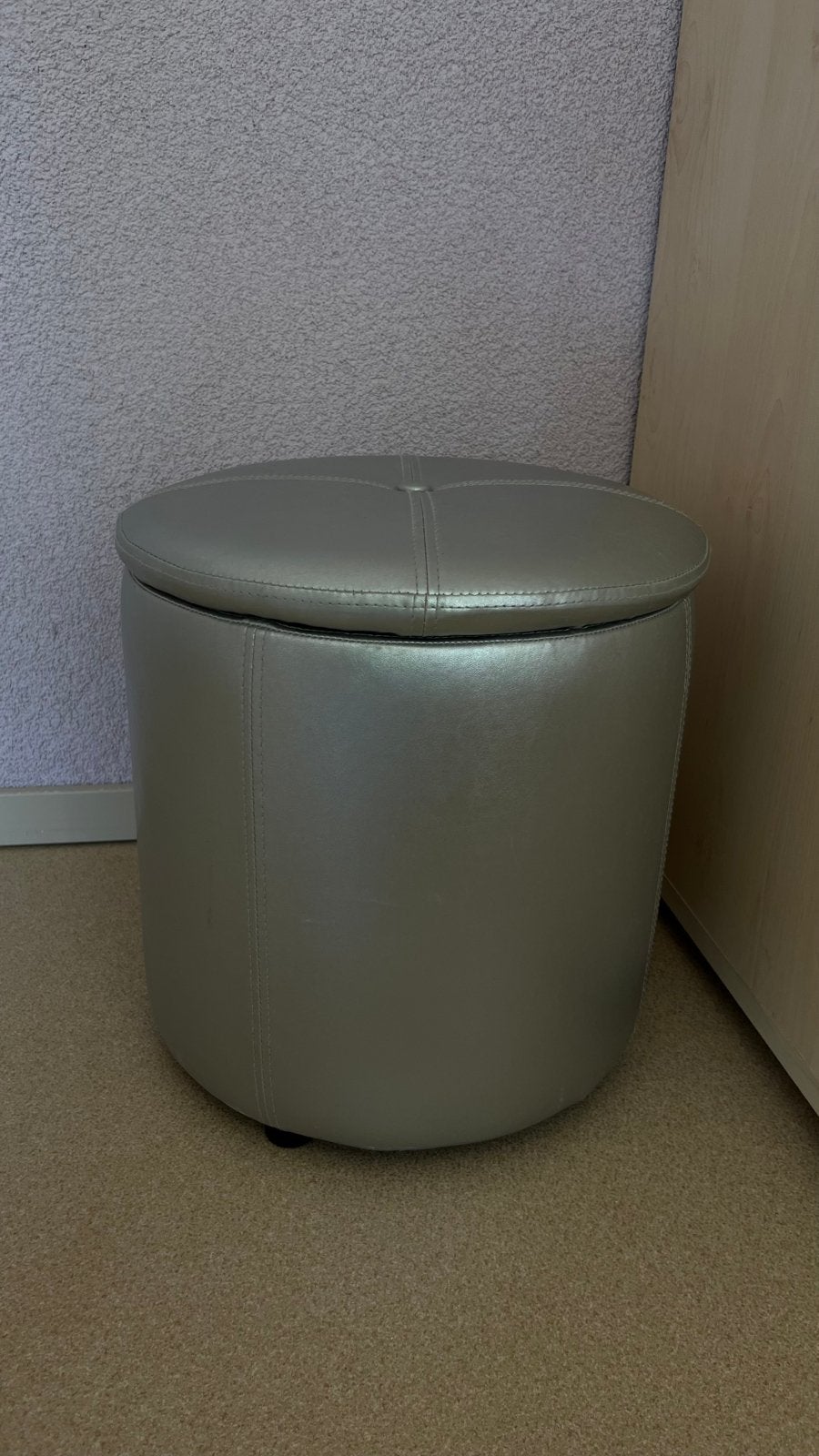 Stijlvolle poef met opbergruimte - Grijs/Zilver, Gebruikt, Rond, Ophalen of Verzenden, Minder dan 50 cm