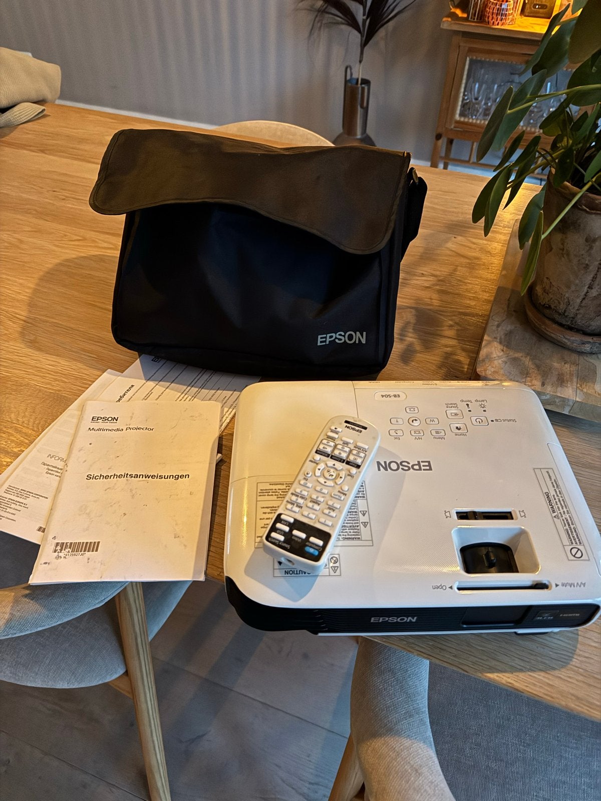 Epson EB-S04 Beamer met afstandsbediening en tas, Ophalen of Verzenden, Zo goed als nieuw, LCD, Overige resoluties