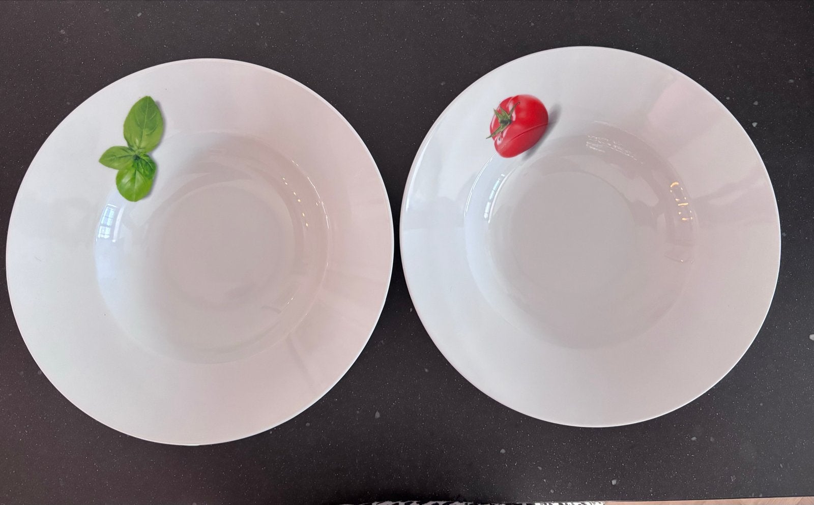 Set van 2 Pastaborden met Basilicum en Tomaat decoratie, Keramiek, Ophalen of Verzenden, Zo goed als nieuw, Bord(en)