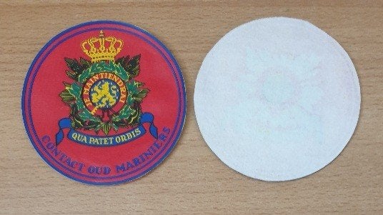 Mariniers COM badge vintage, Ophalen of Verzenden, Marine, Nederland, Embleem of Badge