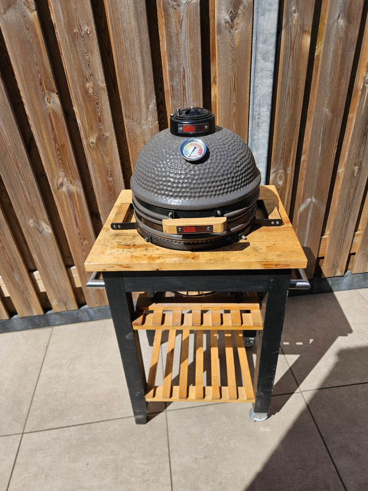 Grill Guru Compact Kamado met verrijdbare tafel + accesoires, Ophalen, Zo goed als nieuw, Grill Guru, Met accessoires
