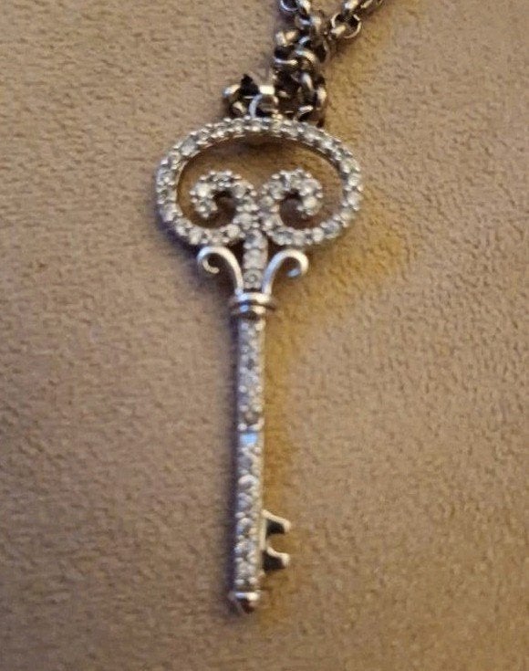 Sierlijke 14k witgouden sleutelbedelhanger met diamanten, Ophalen, Overige voorstellingen, Zo goed als nieuw, Met edelsteen