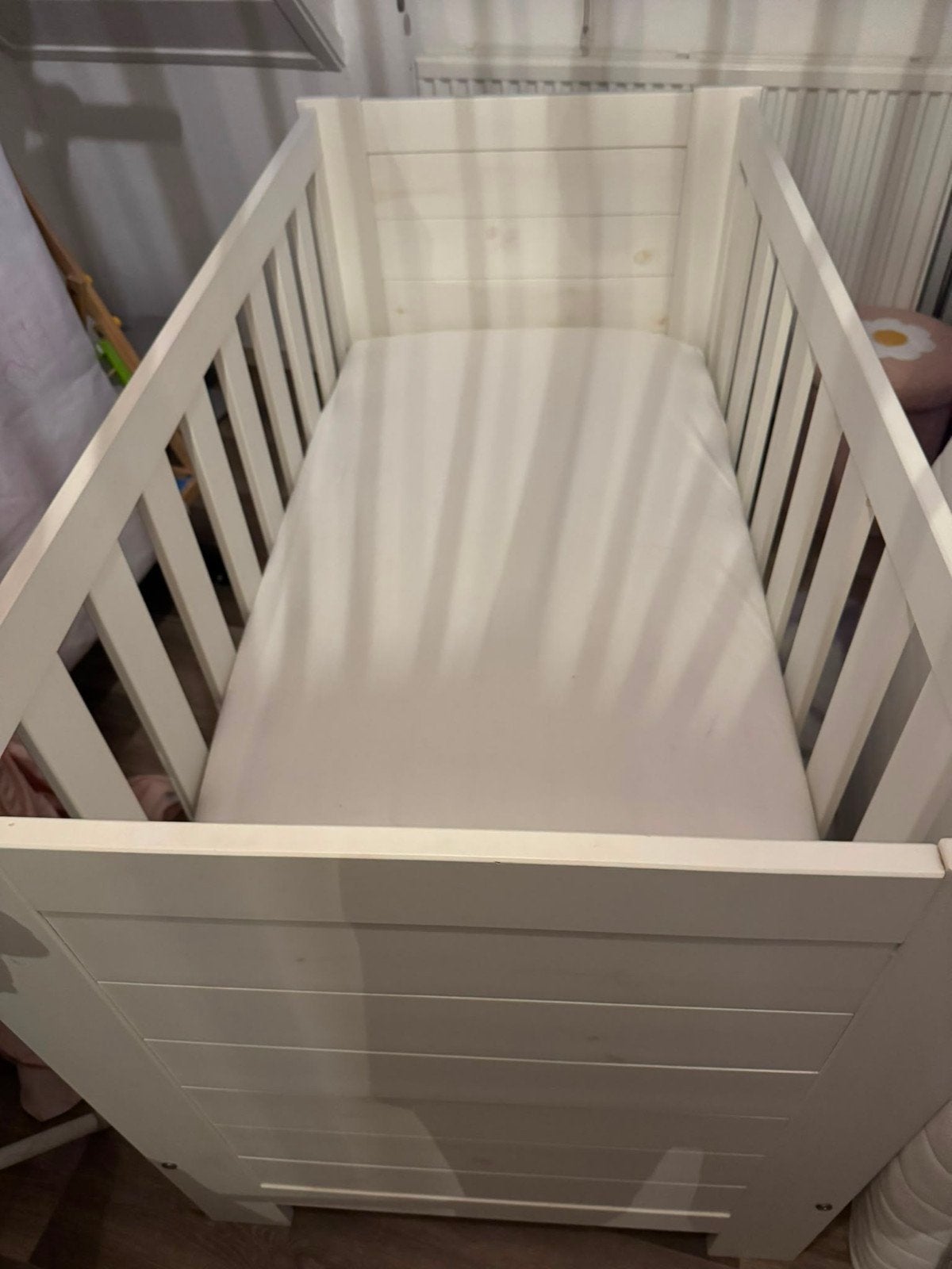 Wit houten babyledikantje met matras - Zo goed als nieuw, Kinderen en Baby's, Boxen, Ophalen, Zo goed als nieuw