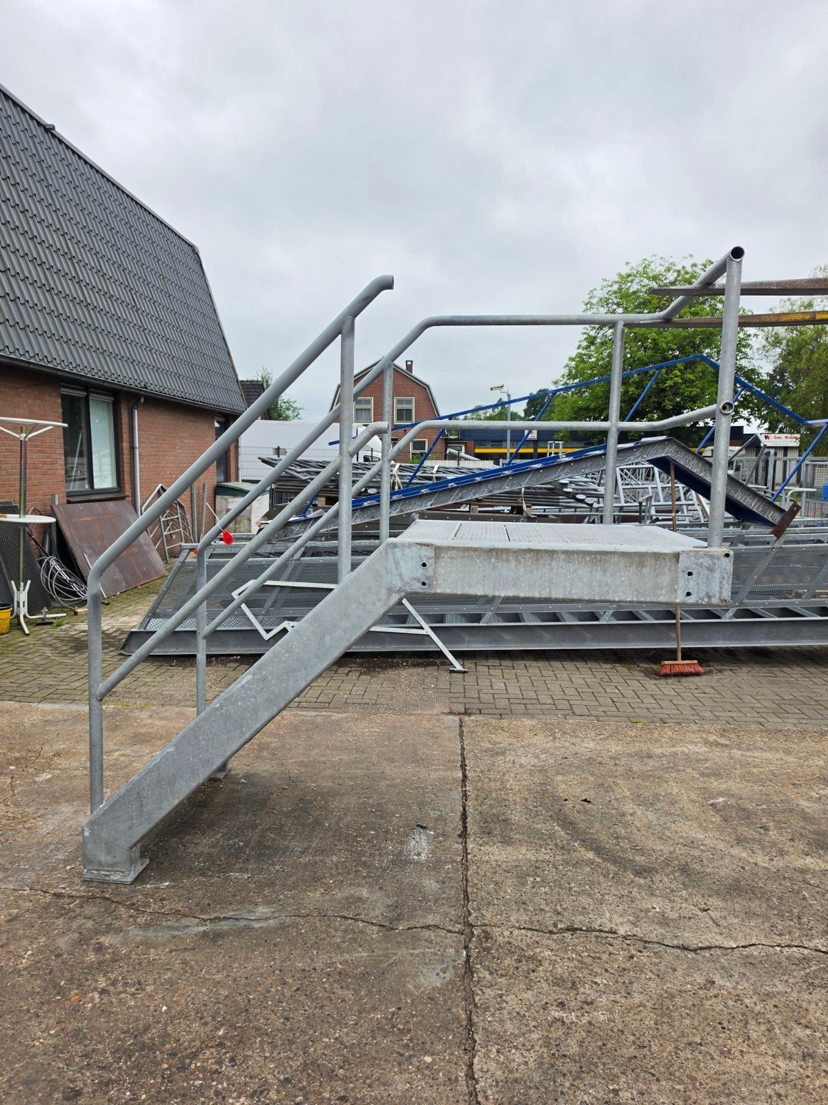 Stalen trap met bordes gegalv. Hoog 1,4 mtr. Nor089, Doe-het-zelf en Verbouw, Ladders en Trappen, Ophalen, 2 tot 4 meter